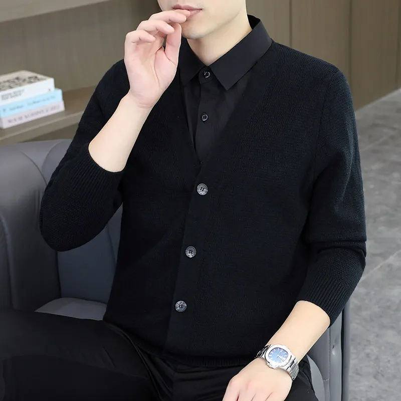 

Осенний новый модный мужской вязаный свитер с воротником-стойкой, имитация двухслойности, повседневный, универсальный, с длинным рукавом, из полиэфирного волокна, для ношения под одеждой