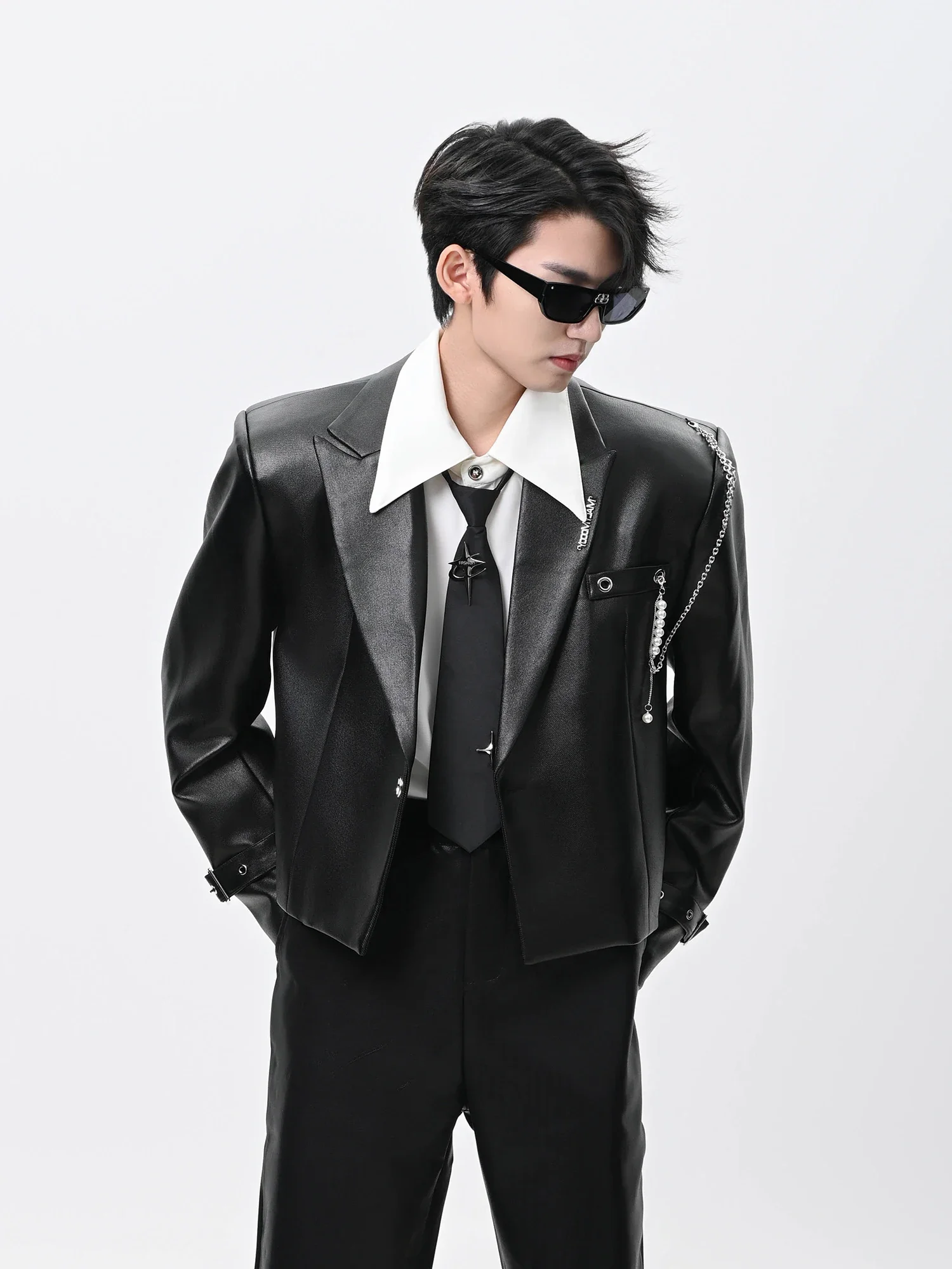 Trendy Male Black Short Blazers Tops Men's 2024 Autumn New Fashion Loose Jackets Pearl Chain Versatile Shoulder Padded Jacket