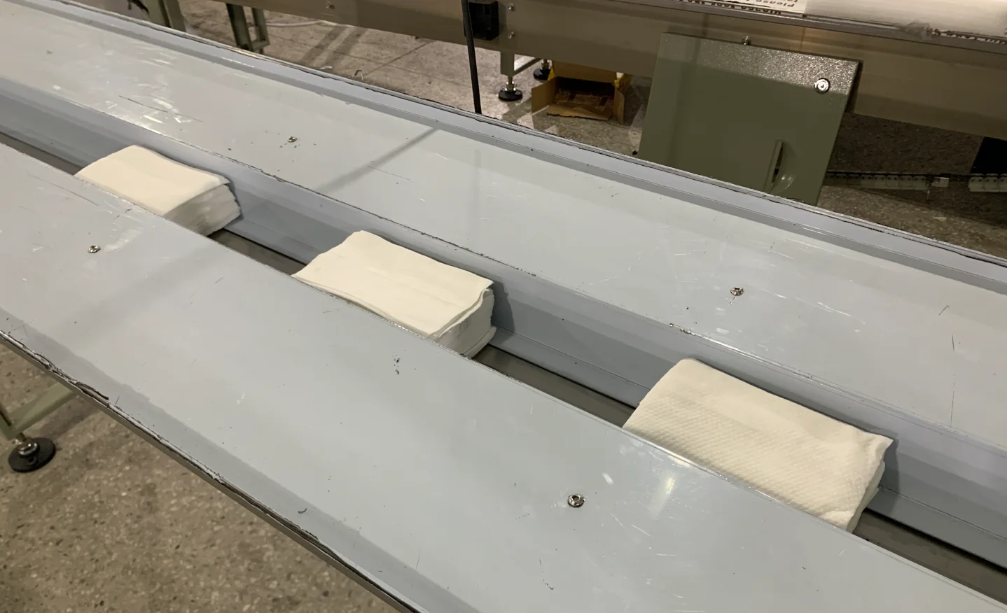 自動フローパック包装機 フェイシャルティッシュ プラスチック包装機 ナプキンペーパーティッシュ ソフトパックシーリングマシン