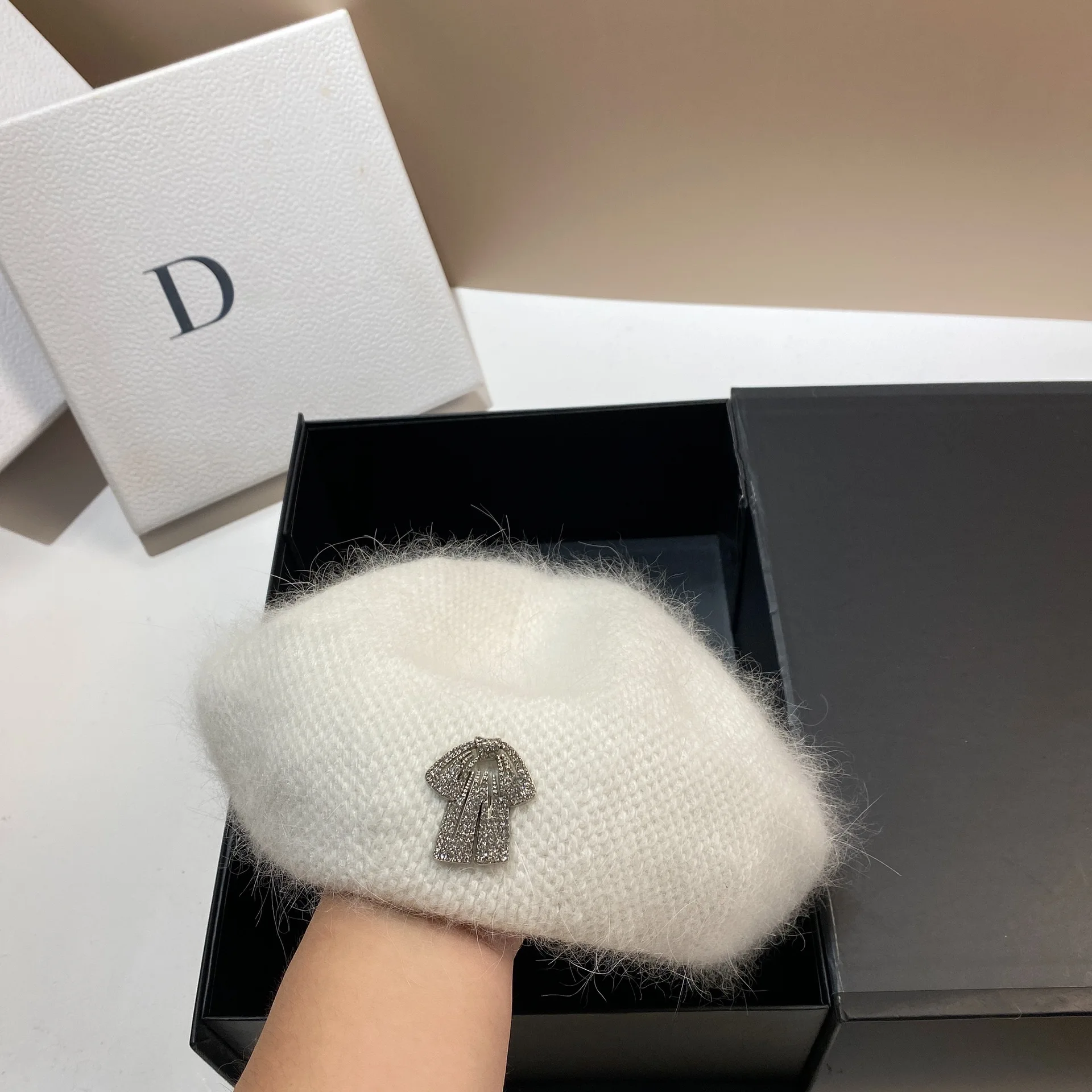 Luksusowy beret z futra królika z kryształową kokardą, zimowa czapka artystyczna w stylu koreańskim dla kobiet, urocza i elegancka czapka vintage typu slouchy.