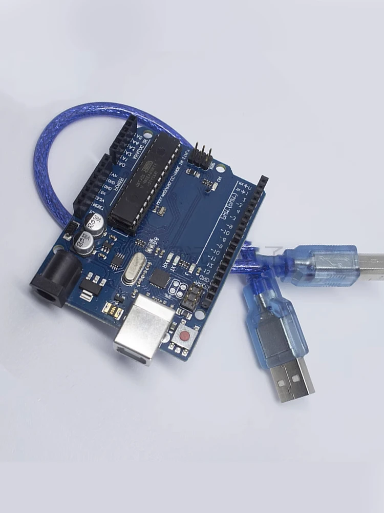 لوحة تطوير UNO R3 الرسمية تعتمد على لوحة تعليمية دخول وحدة التحكم الدقيقة ATmega328P مع كابل بيانات
