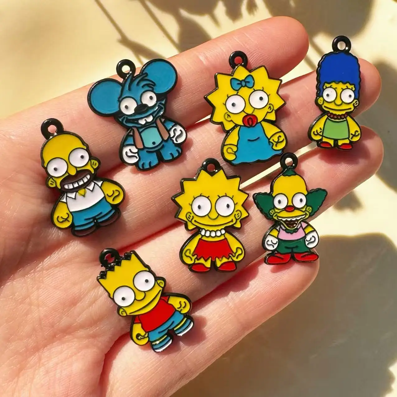 7 piezas de Los Simpson, perfectas para pendientes, collares, llaveros y proyectos de manualidades, añaden diversión clásica de dibujos animados a tus creaciones.