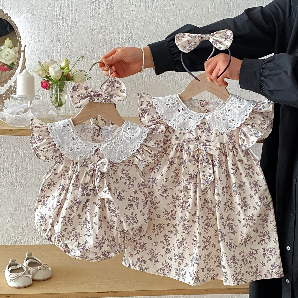 

Летний комплект для братьев и сестер 2026: боди для малышей и платье для малышей с цветочным кружевом, рюшами на рукавах и повязкой на голову с бантом