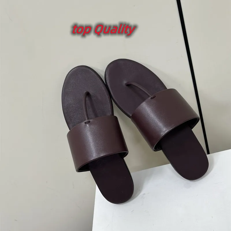 شباشب نسائية صيفية جديدة لعام 2025 شباشب مسطحة القاع فليب فلوب مادة جلدية بسيطة الطراز