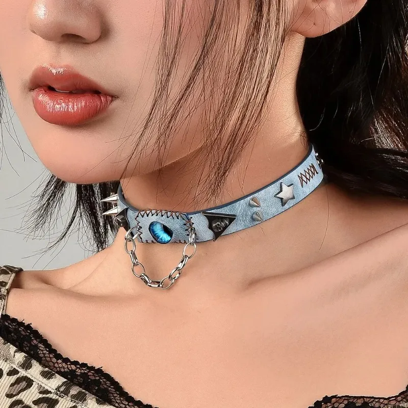 ตาสีน้ําเงินเข้มหมุดย้ําวัฒนธรรมย่อยสร้อยคอและปกแฟชั่นสไตล์ดินแดนที่รกร้าง ปกเสื้อผ้าแฟชั่น