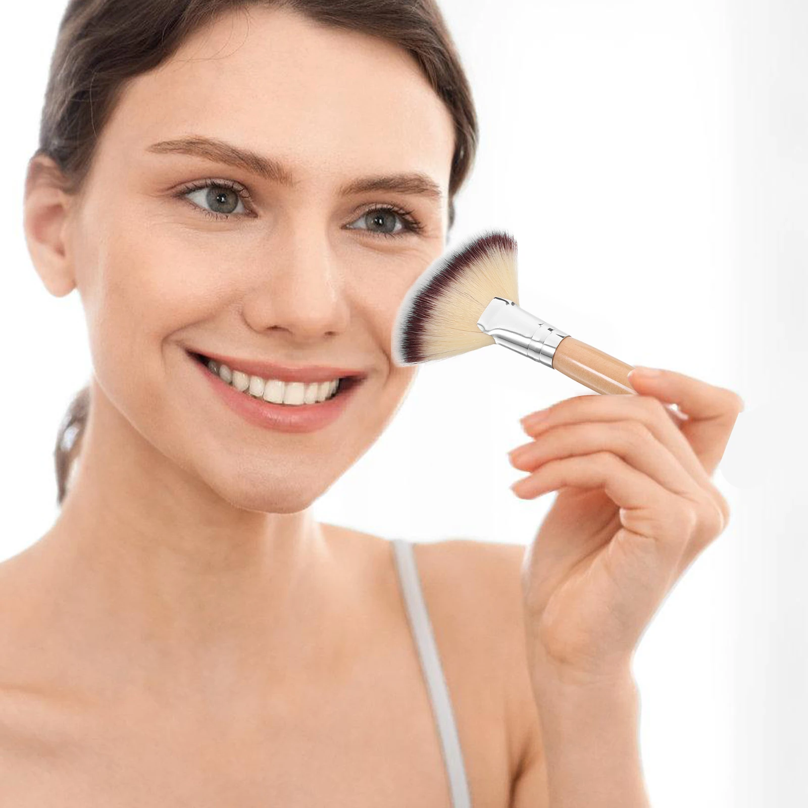 Pennello per trucco a ventaglio in nylon premium da 2 pezzi Pennello per viso con manico lungo per fondotinta, fard in polvere, evidenziatore, impostazione della pelle liscia non