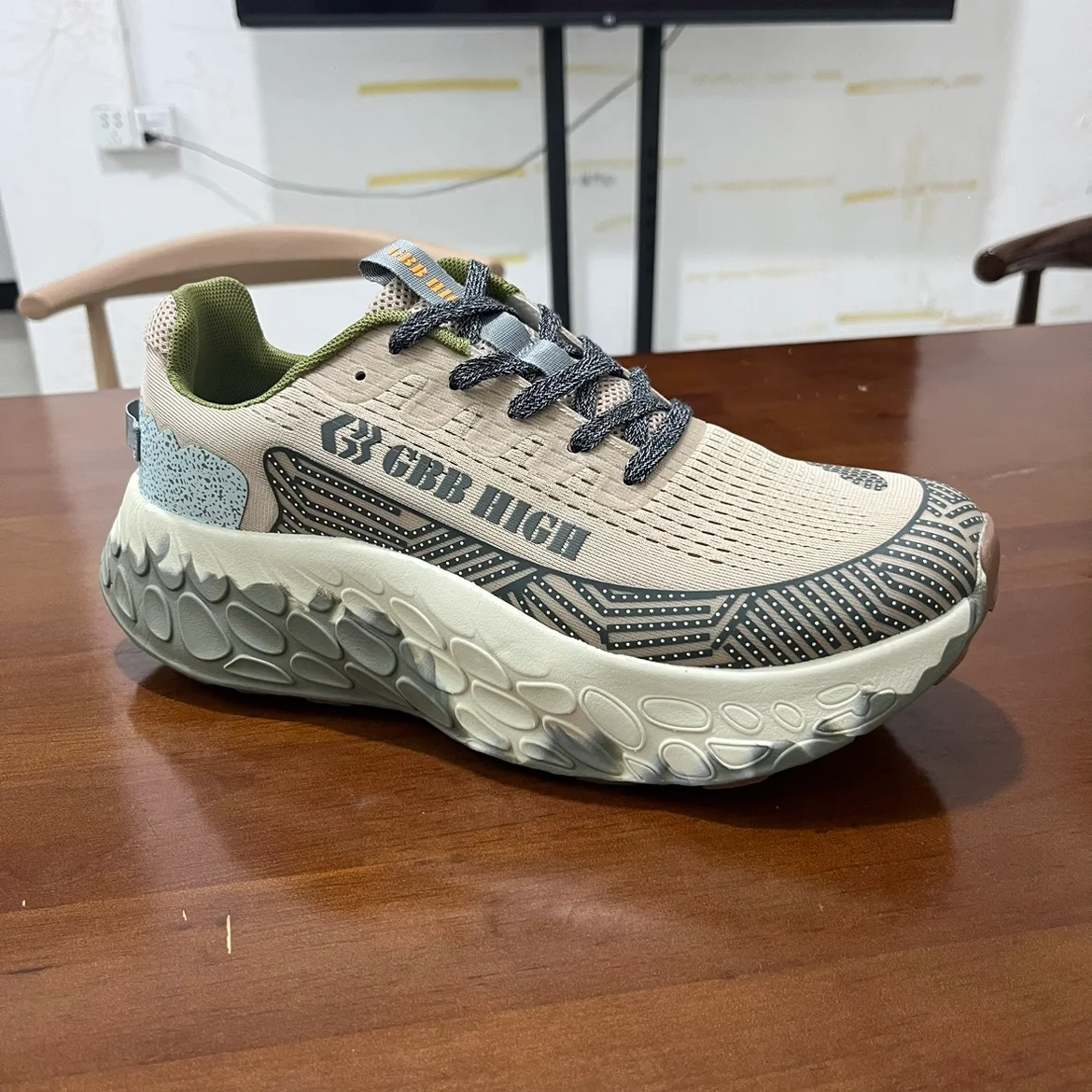 Hot-selling summer new arrivals: Summer outdoor walking shoes with comfortable slip-resistant soles and spacious design hiking b