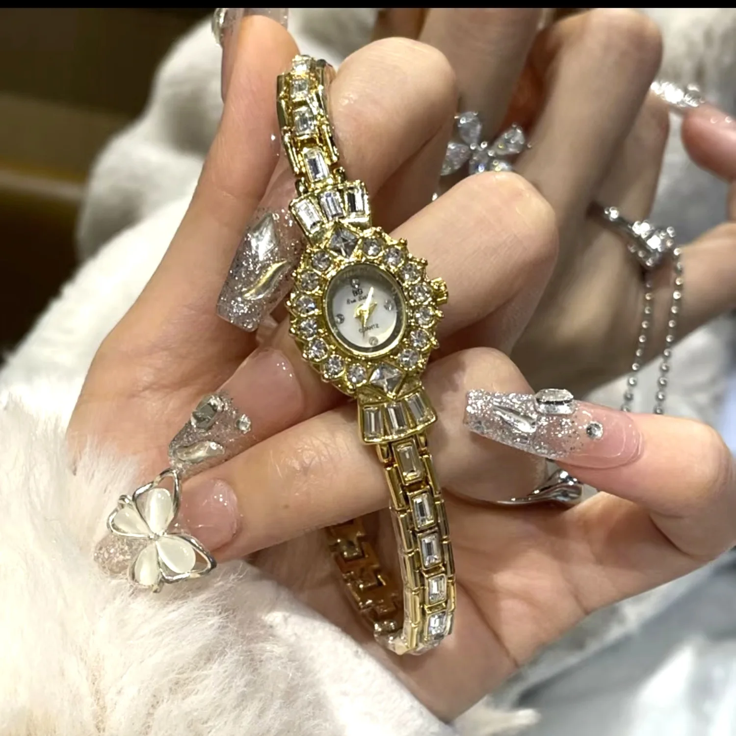 

New RetroStyleSophisticatedLight LuxuryPetite And Elegant Women'S WatchA Trendy And Unique Wristwatch For Women, A Perfect Gift.