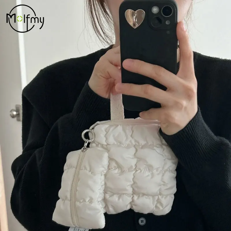 قطعة واحدة من حقيبة مستحضرات التجميل الصغيرة ذات الخصر السحابي، خفيفة الوزن، صلبة، زر إغلاق آمن مع محفظة للعملات المعدنية وحقيبة سماعة الرأس