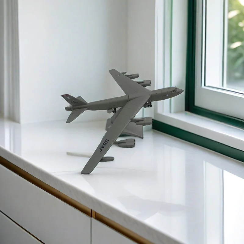 2024 New Hot Sale Home Decor Diecast 1/200 Fine Version B-52 Bomber Fighter Jet Simulation Alloy Model Souvenir Decoration