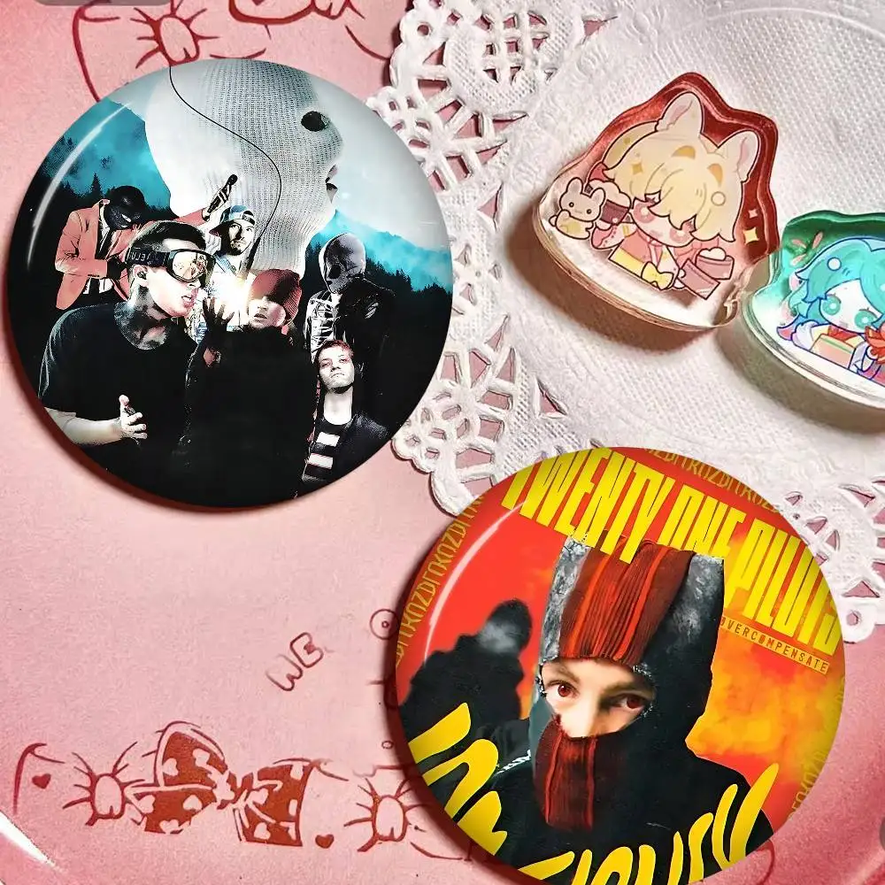 Band T-Twenty O-One P-Pilots Photo Brooches Creative Round Badge Gifts Pins 32/44/58mm