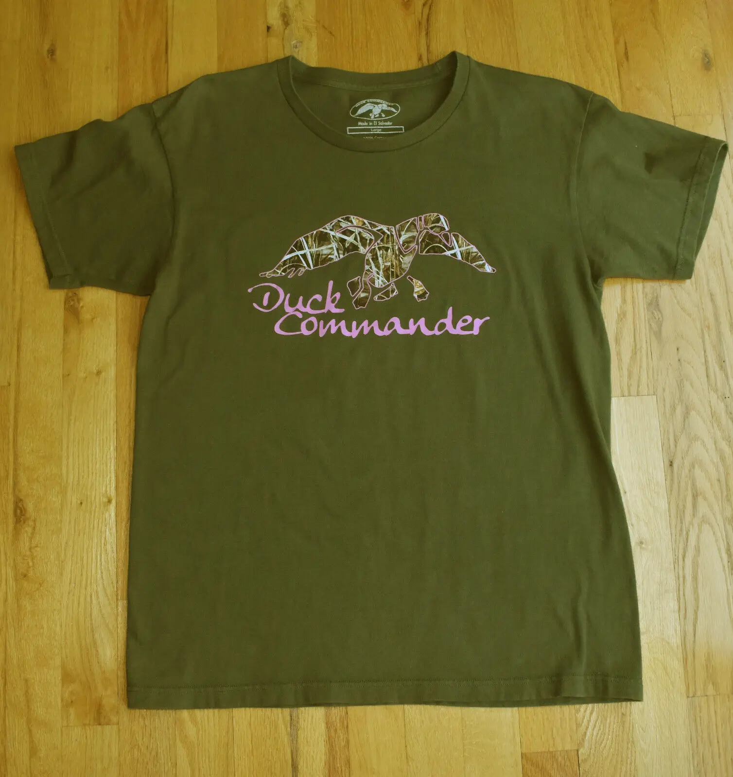 מפקד הברווז הצייד הירוק חולצה (l) על ידי שותפים מרכזי