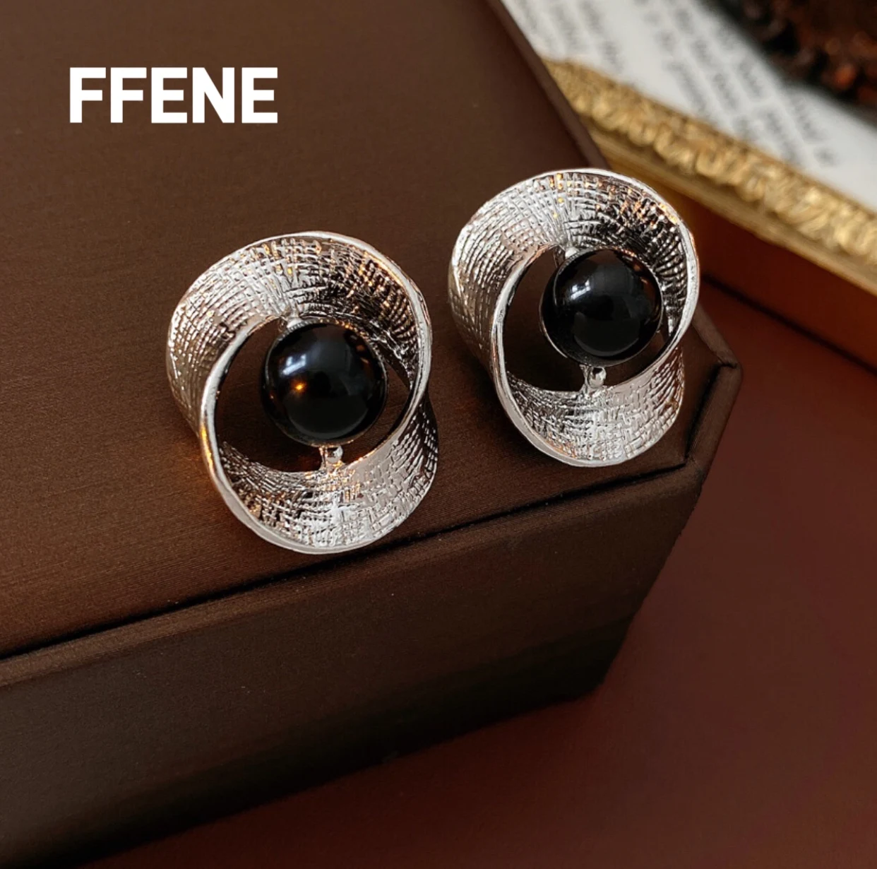 

[Personality] Silver Needle Round Pearl Twisted Crease Earrings Fashion Simple Multi-functional Earrings Design Sense Luxury Ear