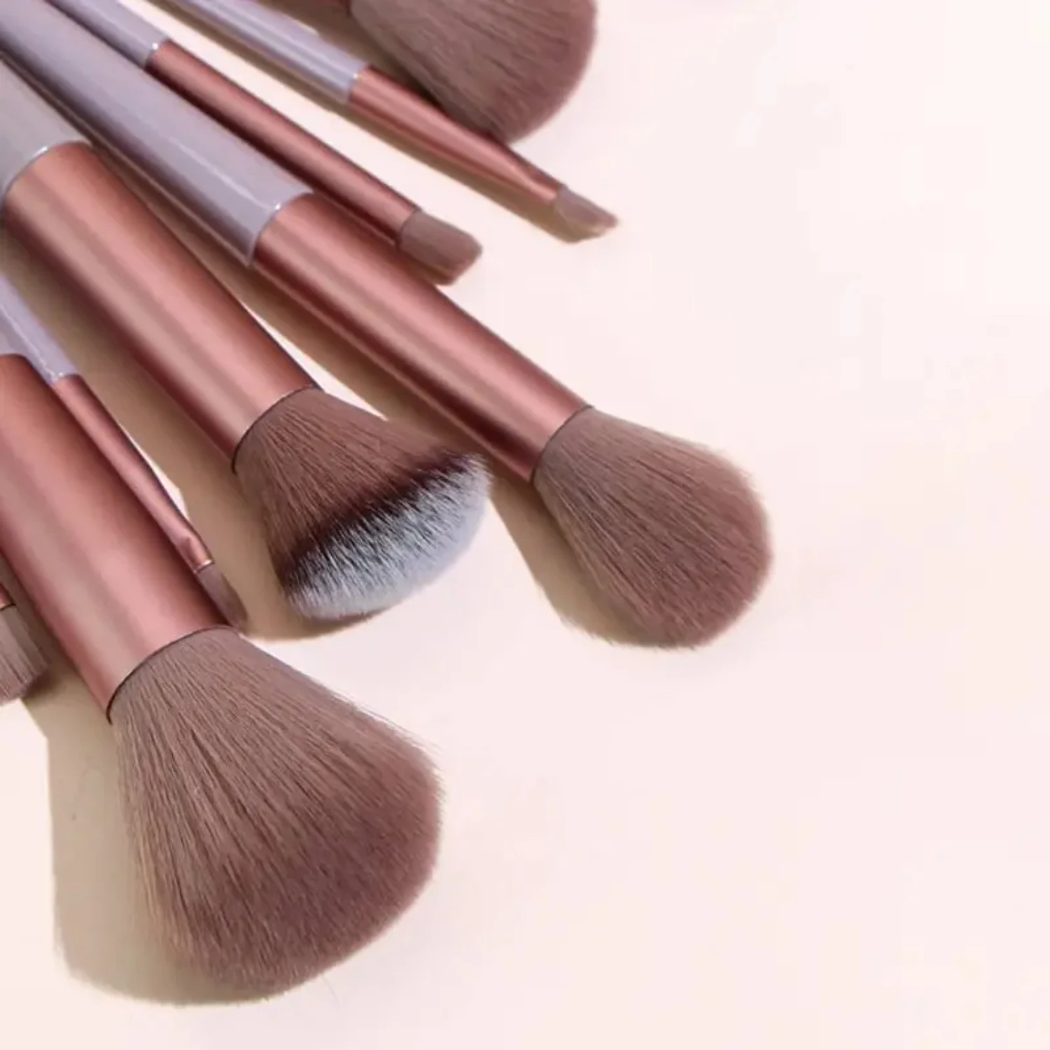 Conjunto de pincéis de maquiagem de 13 peças, portátil e durável para viagens para aplicação sem esforço e precisa - Essent de beleza em movimento