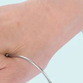 

Акупунктурная точка сустава пальцев, металлический массажный зажим, портативный ручной массажер с меридианом, зажим для акупрессуры, диаграмма акупунктурных точек рук