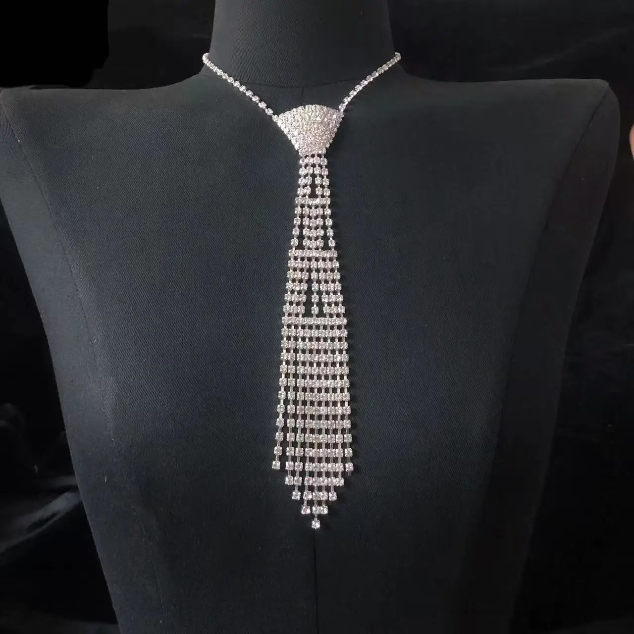 Popular fashion women's long tassel necktie necklace, luxurious sparkling rhinestone necklace, party jewelry