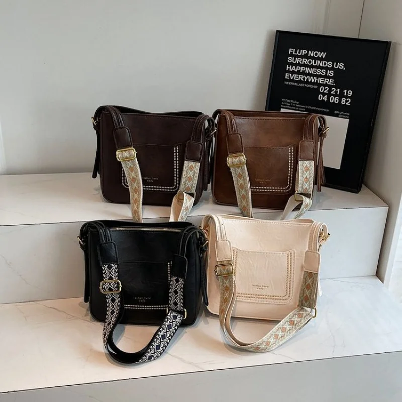 حقيبة كتف نسائية عصرية مصنوعة من الجلد الناعم تتميز بنمط عتيق بسيط وملمس ناعم ​