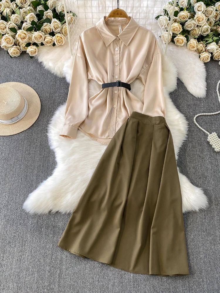 Licht volwassen retro satijnen taille afslankend overhemd met kraag, modieuze hoge taille, middellange paraplurok, tweedelige set