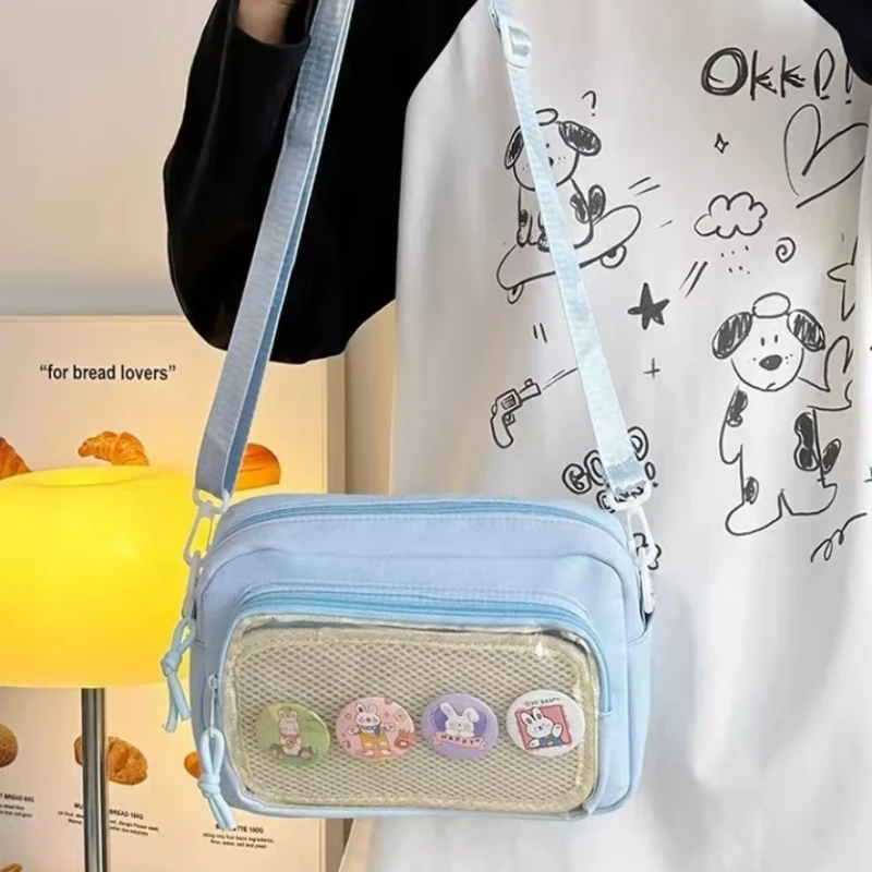 Neue Süße Mini-Ita-Schultertasche für Mädchen, Transparente Comic-Tasche, Kleine Crossbody-Tasche für Handy, DIY-Display-Puppen-Abzeichen-Handtasche – Detail 6