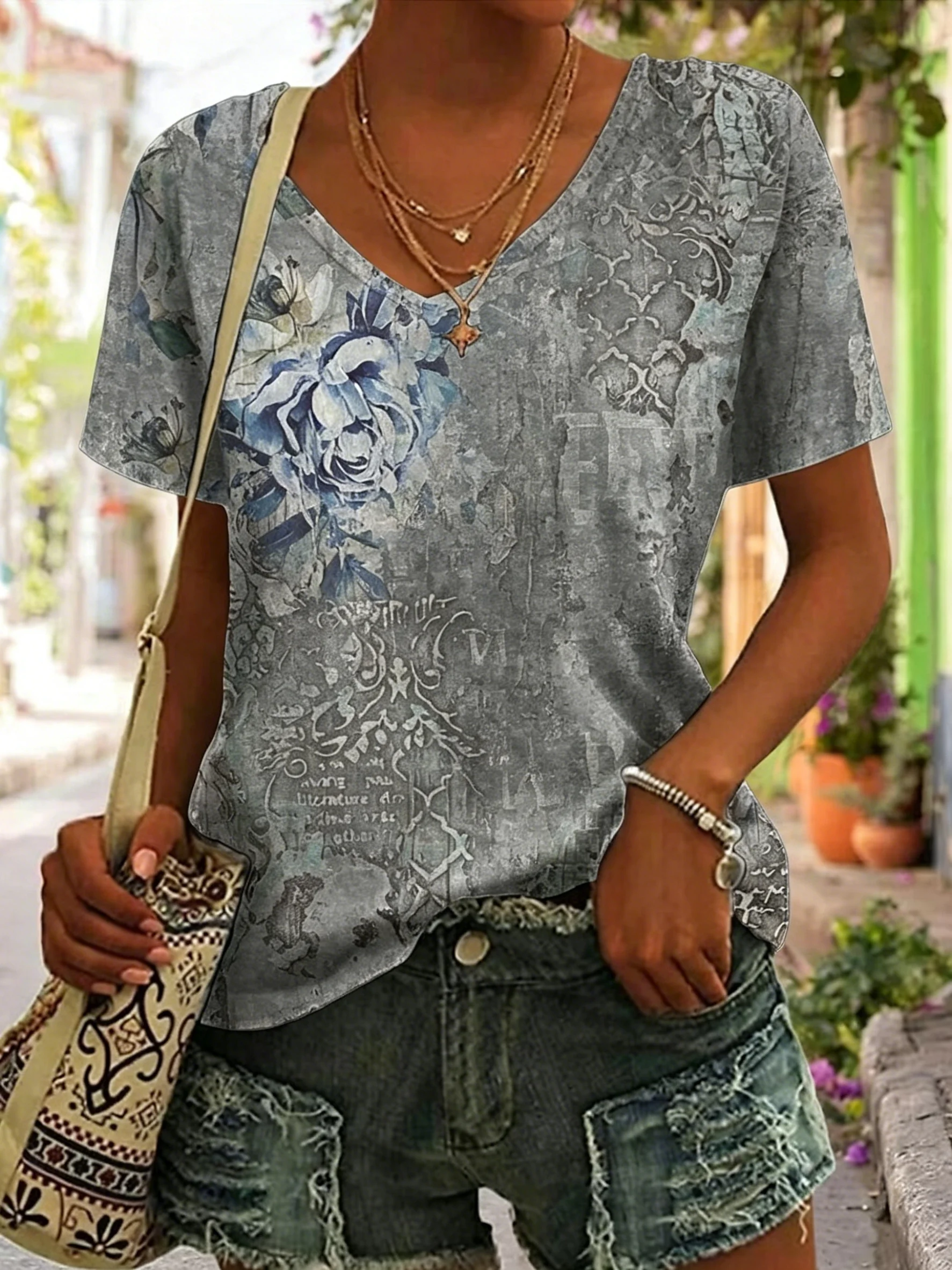 Women's Vintage Lavender & Rose Print V-Neck T-Shirt, Casual Short Sleeve Tops, Retro Floral Daily Wear for Spring & Summer