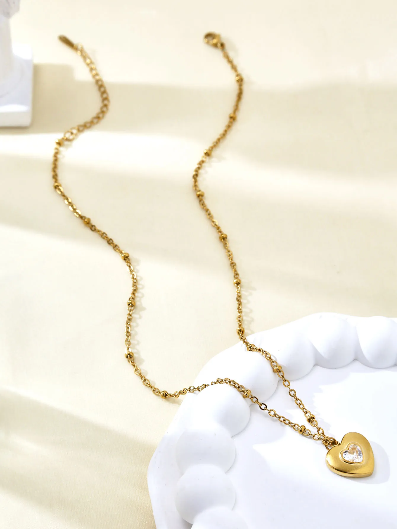 Tempérament exquis rétro doux romantique en acier inoxydable plaqué or 18 carats amour Zircon amour pendentif clavicule chaîne femme