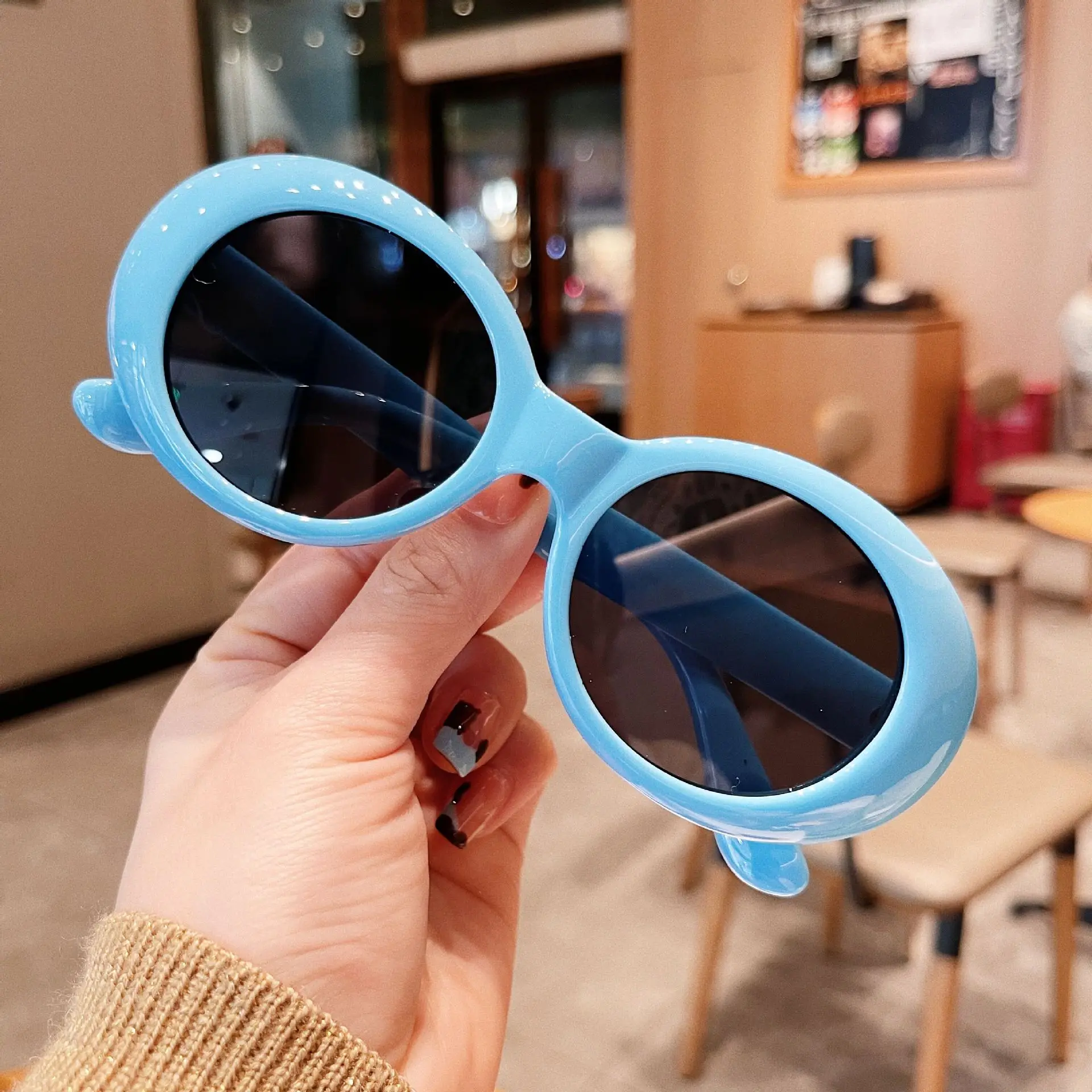 Okulary gogle 2025 owalne okulary przeciwsłoneczne damskie modne gorące Vintage okulary przeciwsłoneczne w stylu retro damskie białe czarne okulary Uv