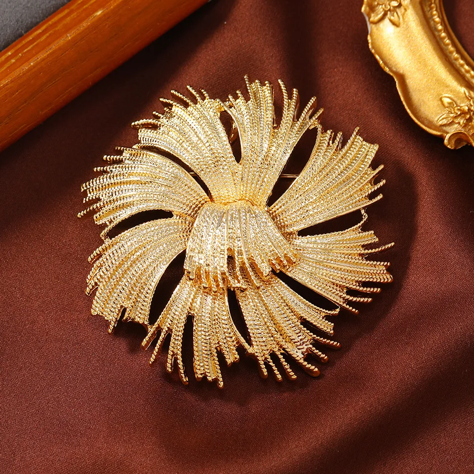 Vintage Classic Gorgeous Enamel Brooch Accessories Pearls Luxury Corsage Starfish Corss Court Blazer Pins Beautiful Figure Badge