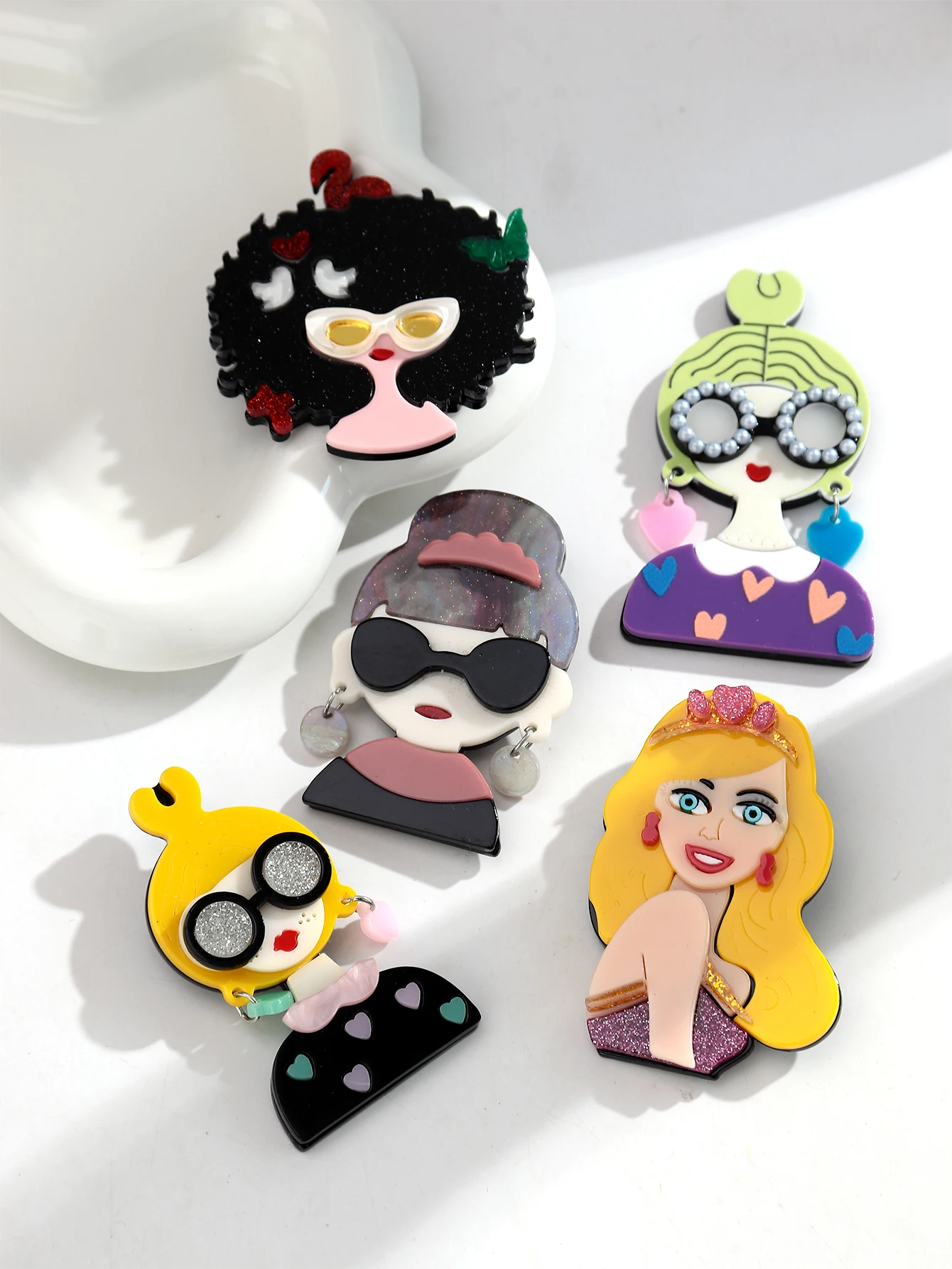 Modische Damen-Figur-Acryl-Spleiß-Brosche für Frauen, niedliche Cartoon-Charakter-Reversnadeln, Taschen- und Kleidungs-Schmuck-Accessoire – Detail 4