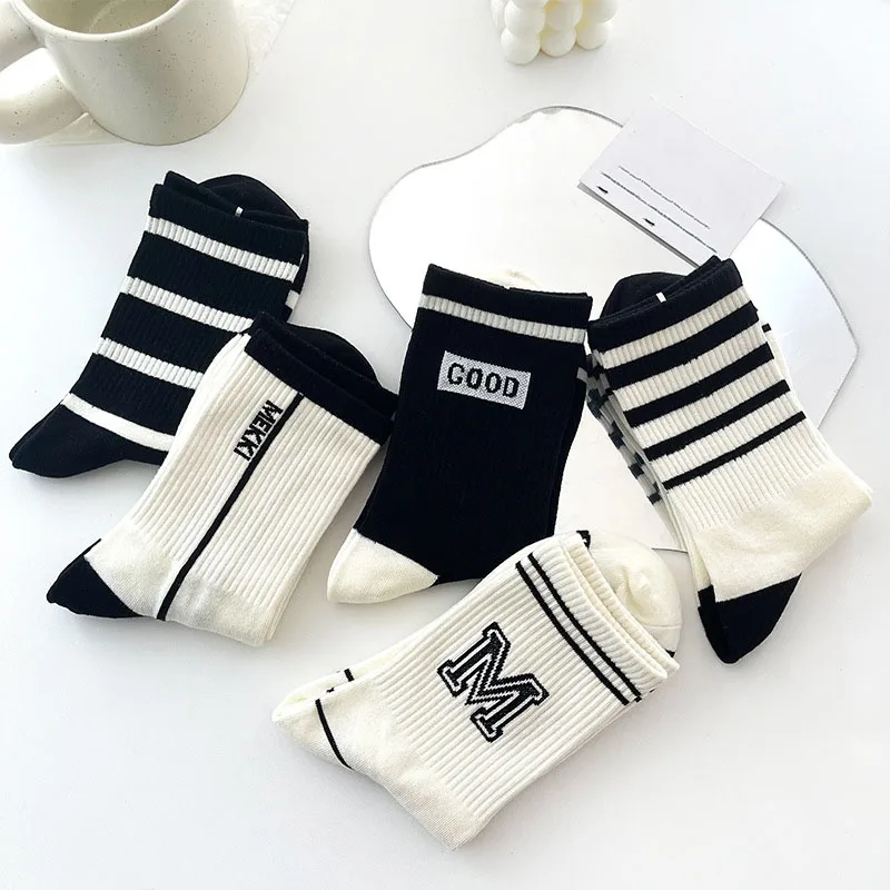 5 Pairs Of Fashionable And Trendy Women\'s Wocks Set Black And White Striped Socks Minimalist Sports Style Medium Length Socks