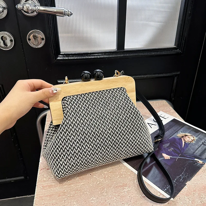 

Colorful Striped Straw Clucth Bag for Women Wooden Clip Shell Shoulder Crossbody Bags Casual Weave Summer Beach Bag