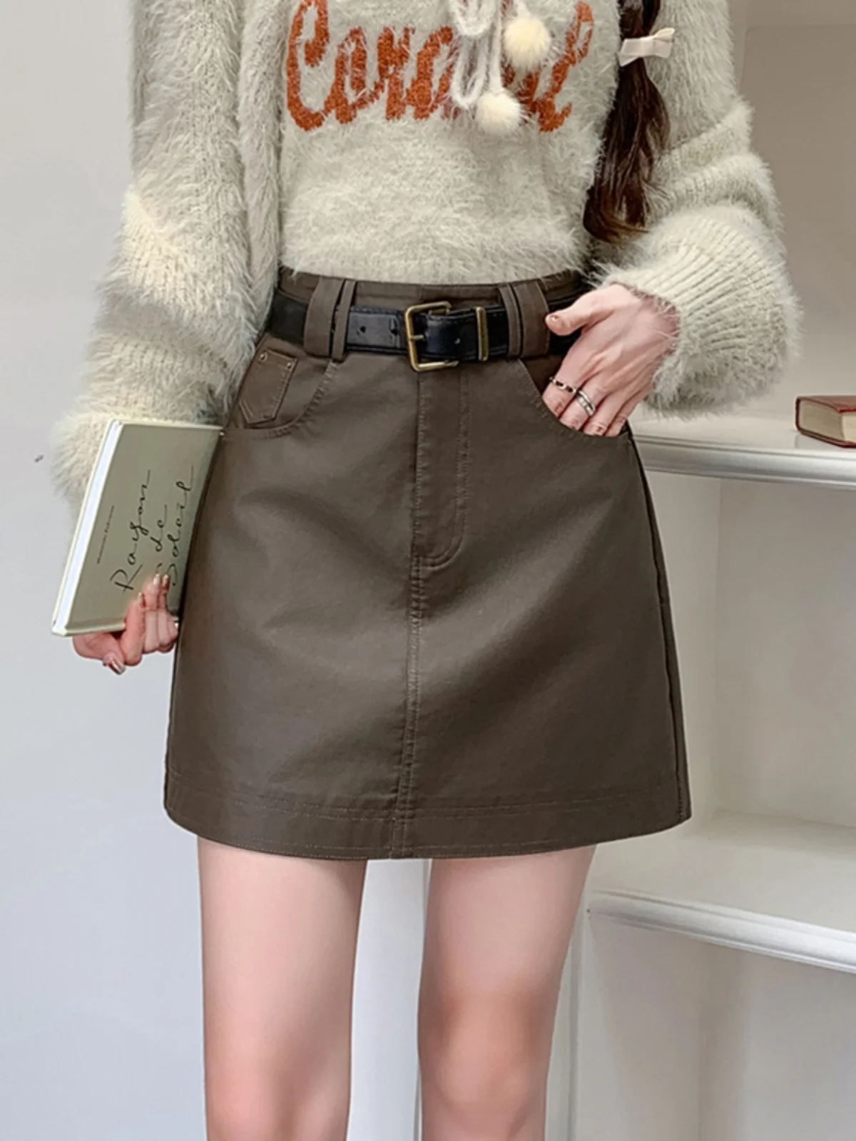 

Карамельная юбка из искусственной кожи для женщин, с завышенной талией, А-силуэт, короткая, не просвечивающая, стройнящая, универсальная, осенне-зимняя новинка