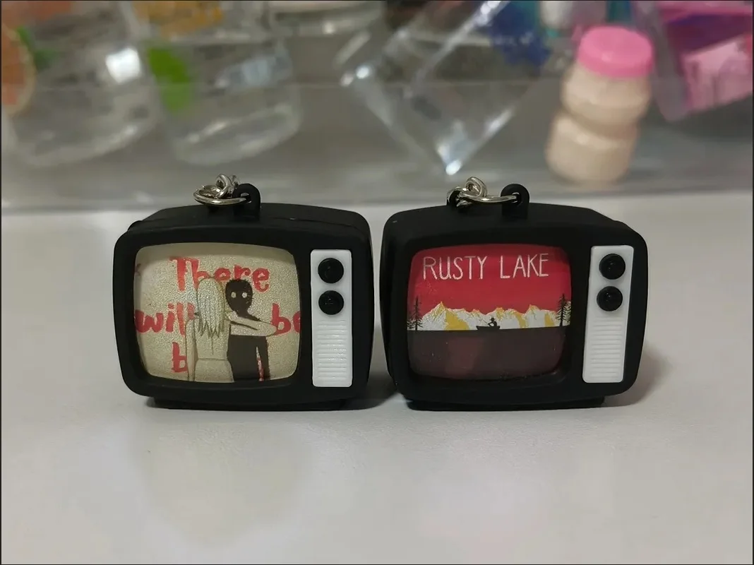 Rusty Lake Small Tv Can Shine Hang Buckle Sound Keychain R-Rusty Lake Game Accessories Laura Retro Keychain