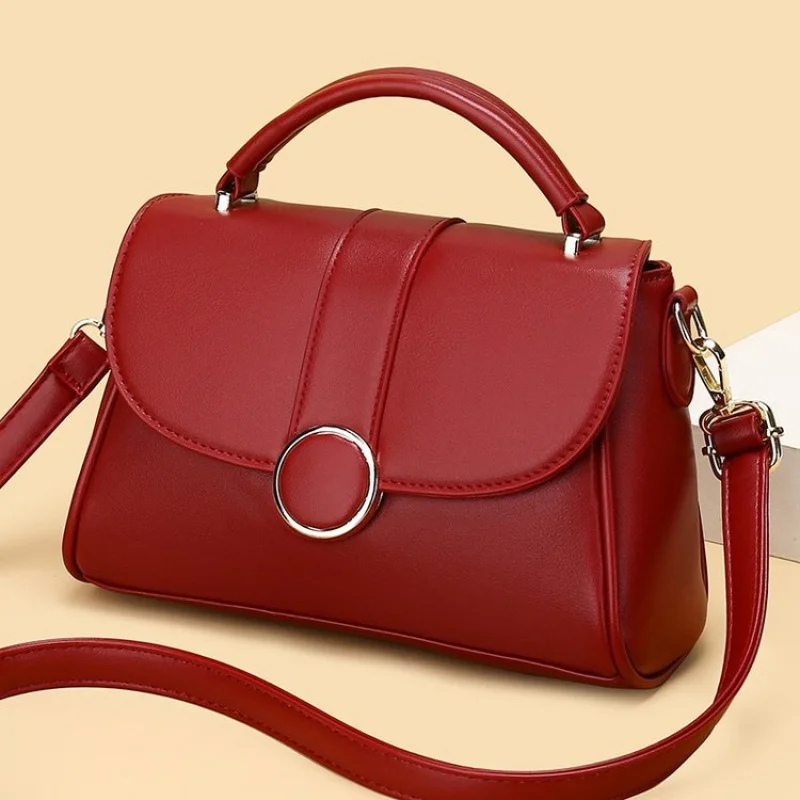 

Современная женская сумка с акцентом букле из текстурированной ткани и кожей премиум-класса для зимнего стиля