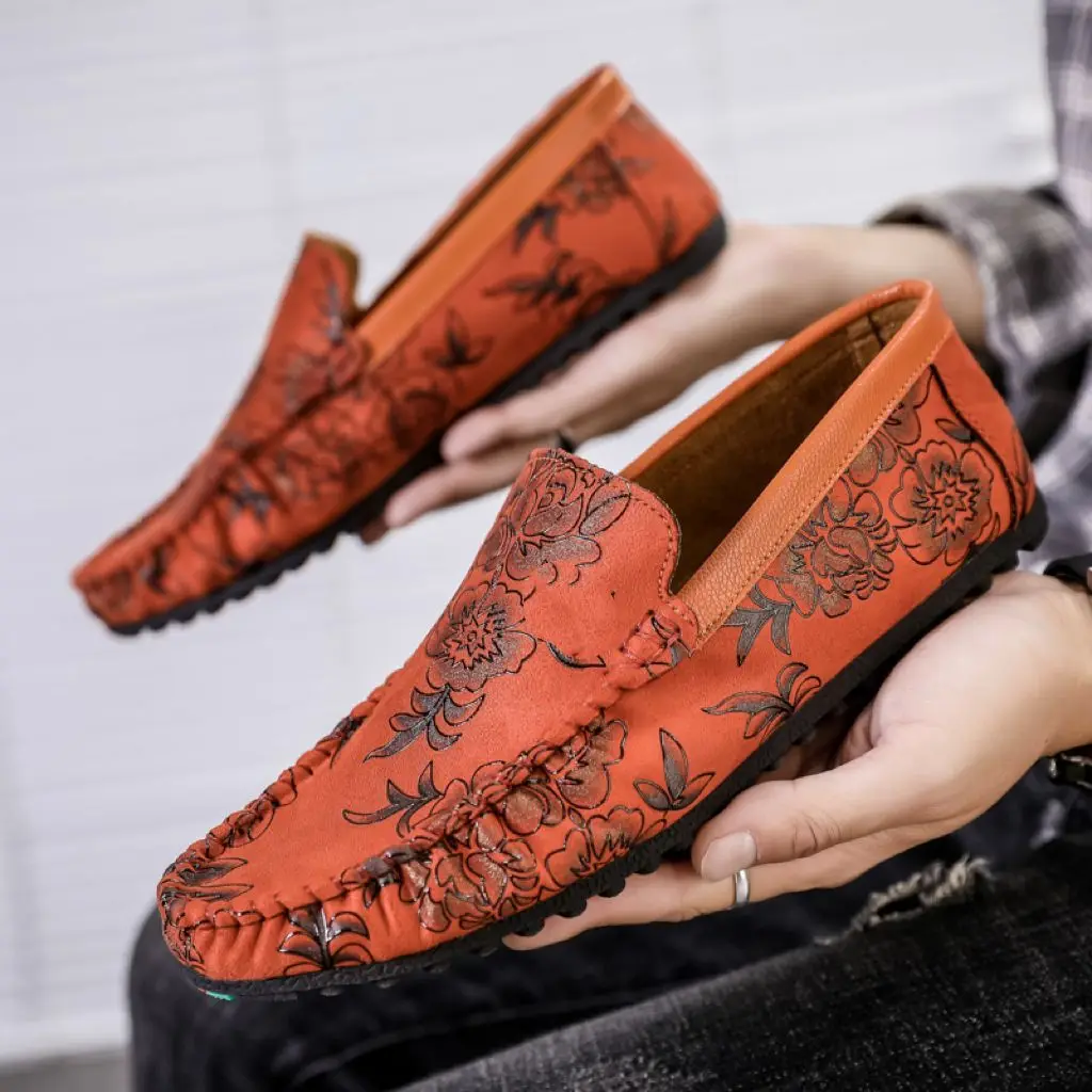 

Новая мужская кожаная повседневная обувь, модная обувь для вождения с крутыми цветами, мягкие удобные лоферы без шнуровки