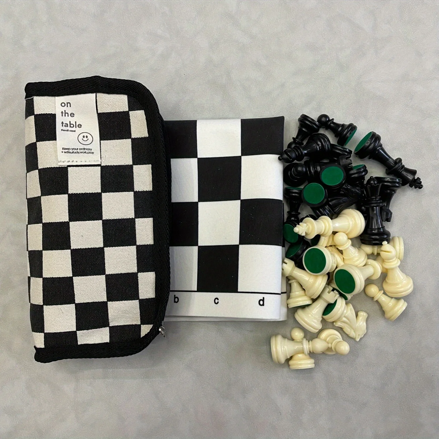Juego de ajedrez de 13.4 pulgadas, listo para viajar, diseño compacto y plegable, tablero de ajedrez con cuadrícula y piezas de plástico