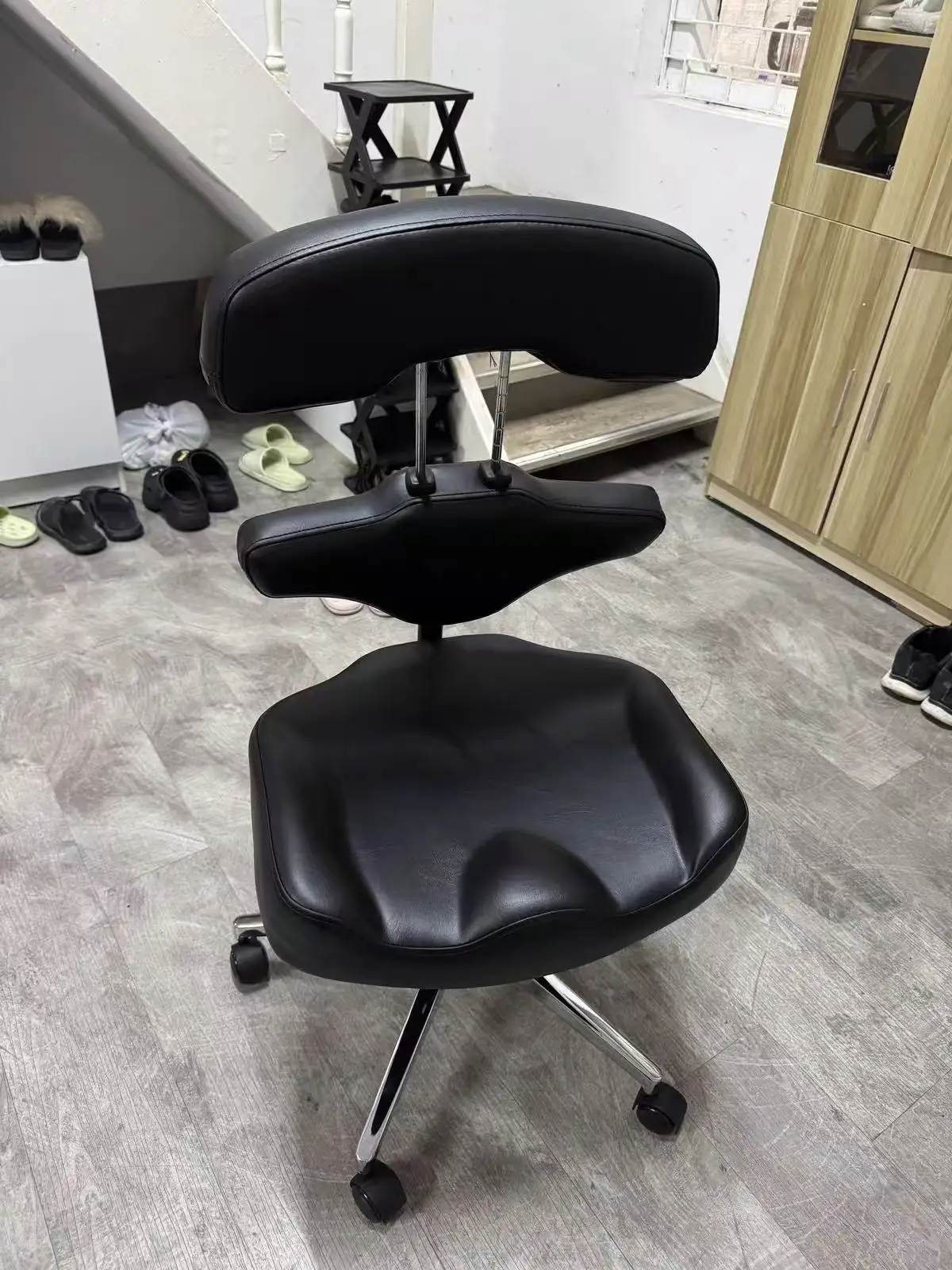 Professional Rolling Lifting Beauty Chair, Multi-functional Tattoo Hairdressing Salon Chair with Wheels & Headrest