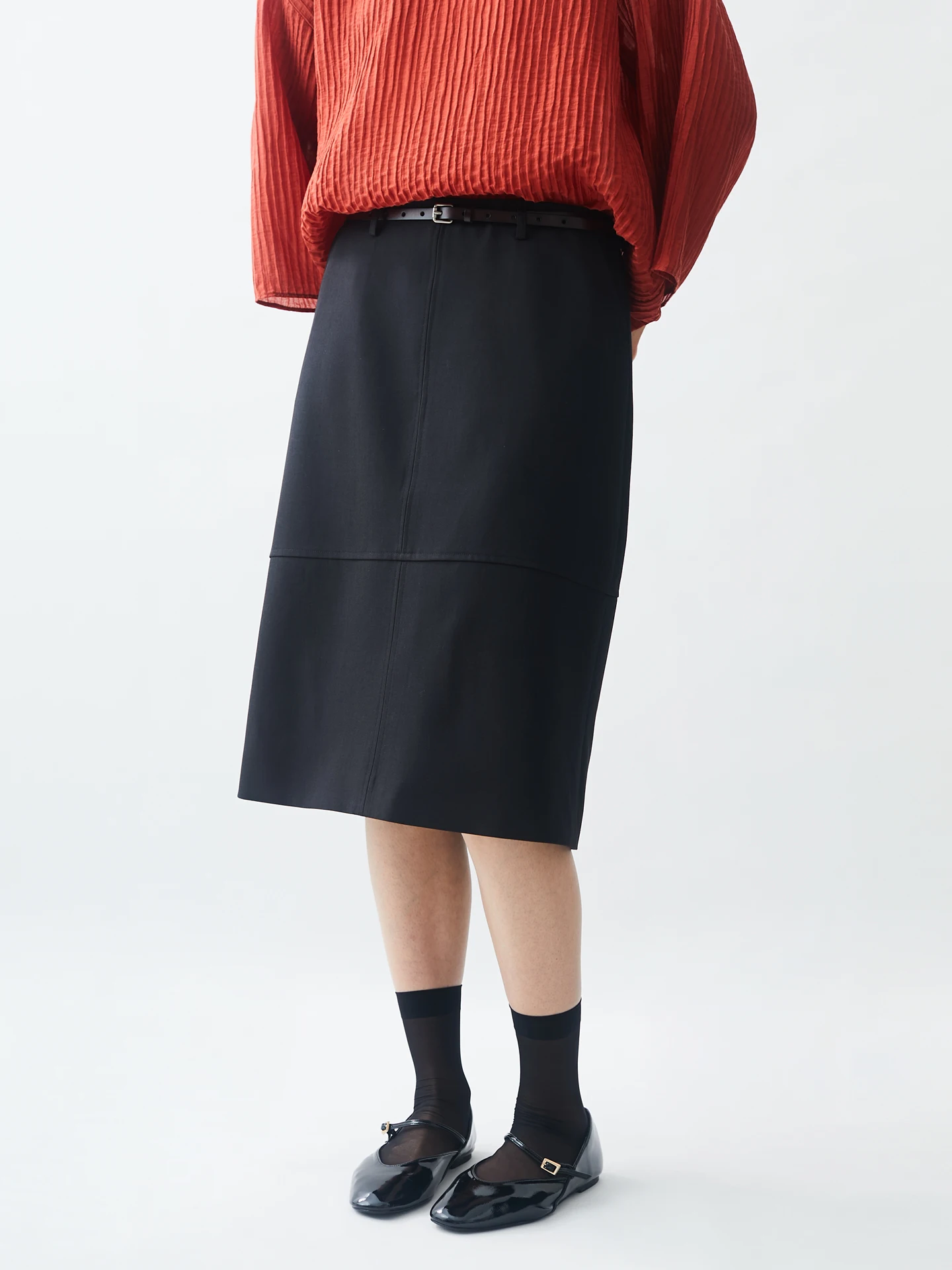 

Новинка весенней коллекции: черная юбка в деловом стиле, повседневная, элегантная, с эффектом стройности, универсальная, удобная для поездок на работу, прямого кроя.