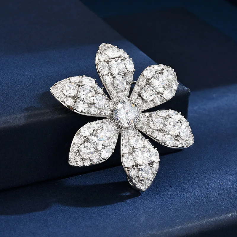 New Minimalist Niche Six Petal Flower Brooches for Women  Exquisite Luxury Micro-inlaid Zircon Corsage Clothing Accessories Pins