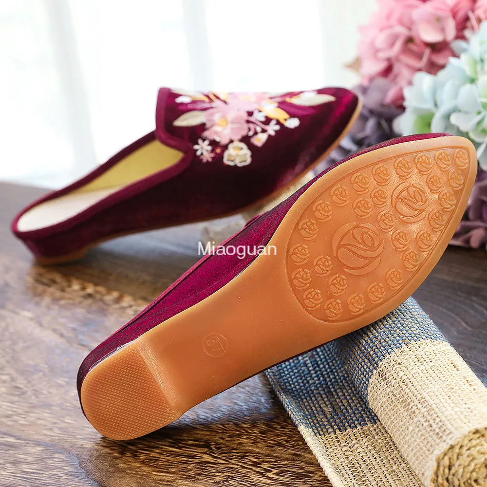 Autumn Slippers Velvet Coating Cotton Fabric Women\'s Pointed Toe Flats Mules Comfortable Slippers for Ladies Embroidered Shoes