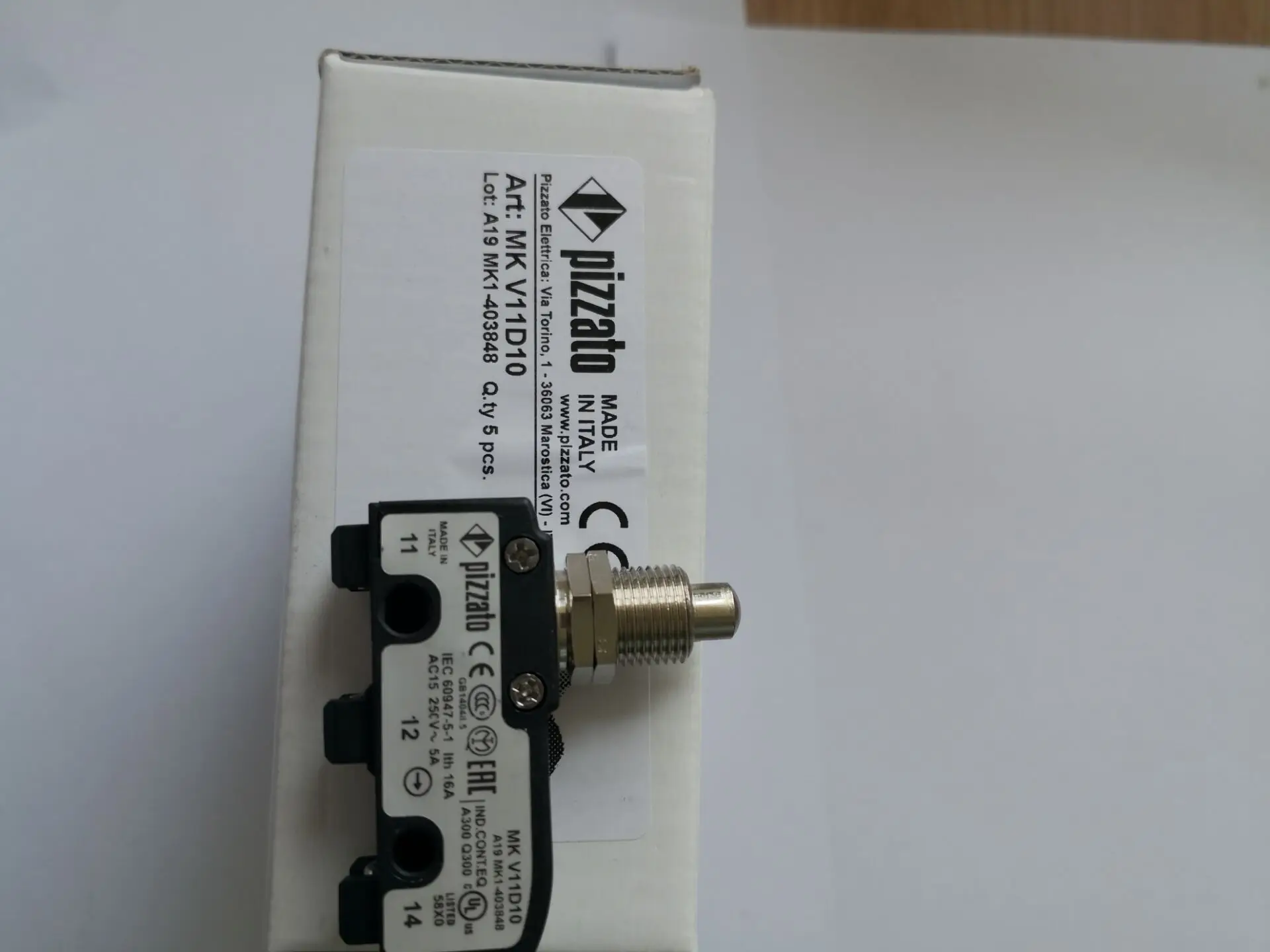 New original Pizzato micro-motion switch MK V11D10