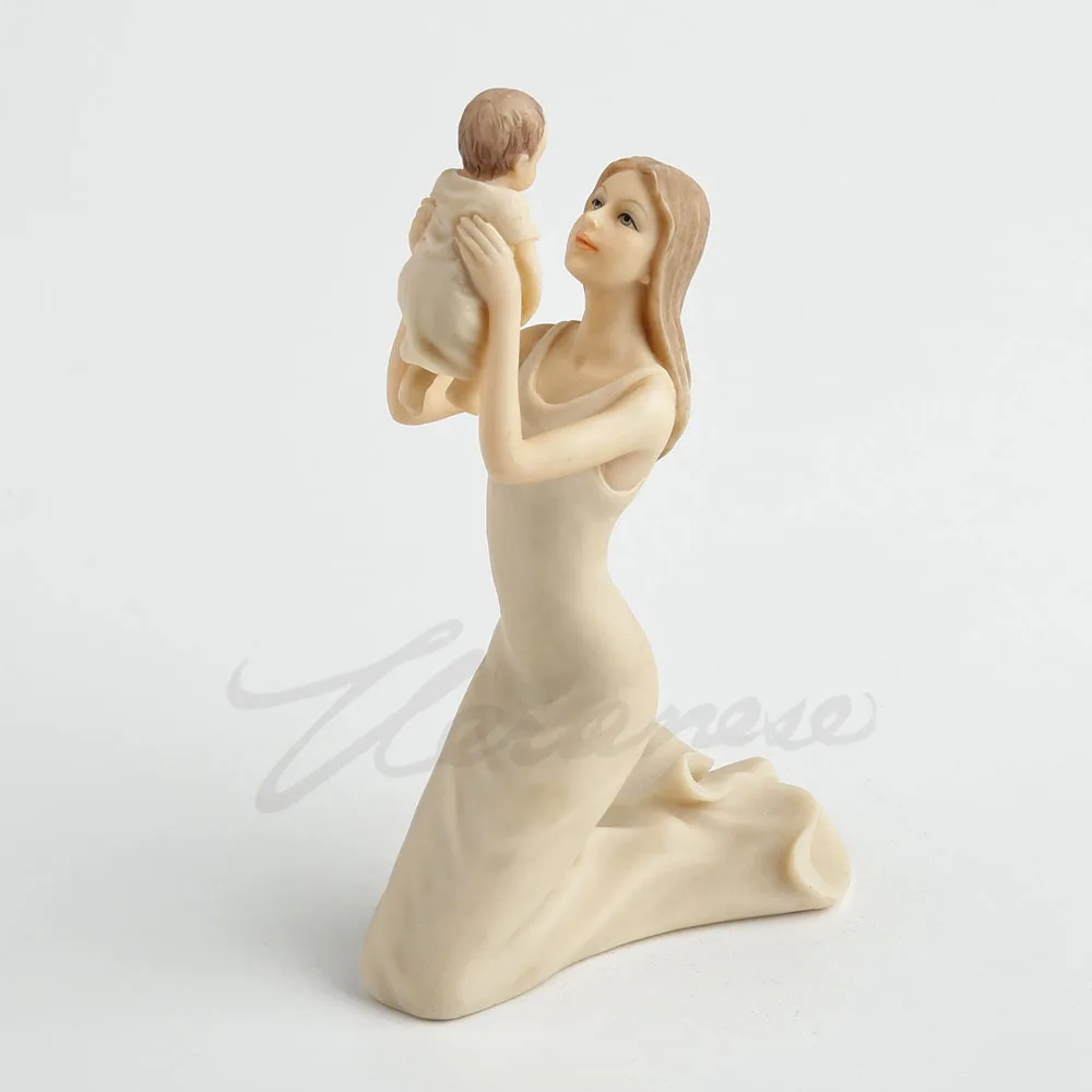 Kneeling Mother Lifting Up Baby Resin Figurine Warm Motherly Love Statue Cream White Family Sculpture Home Tabletop Decor Gift