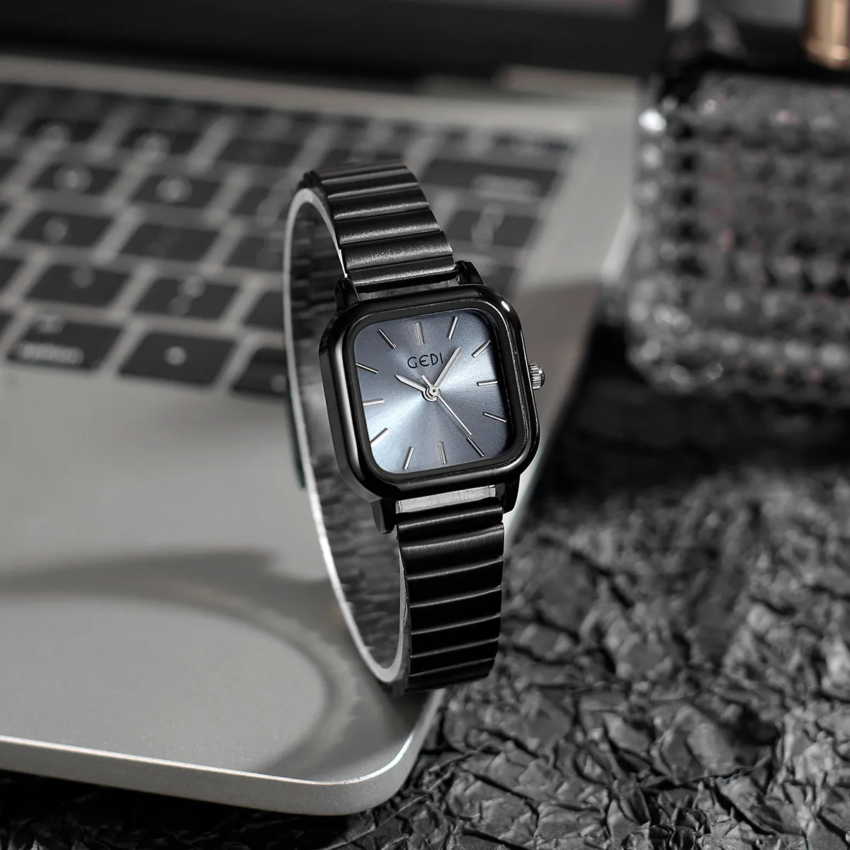

New Square-Faced Women'S Quartz Watch, Stainless Steel Strap, High-End Feel, Simple And Stylish Quartz Watch For Students.