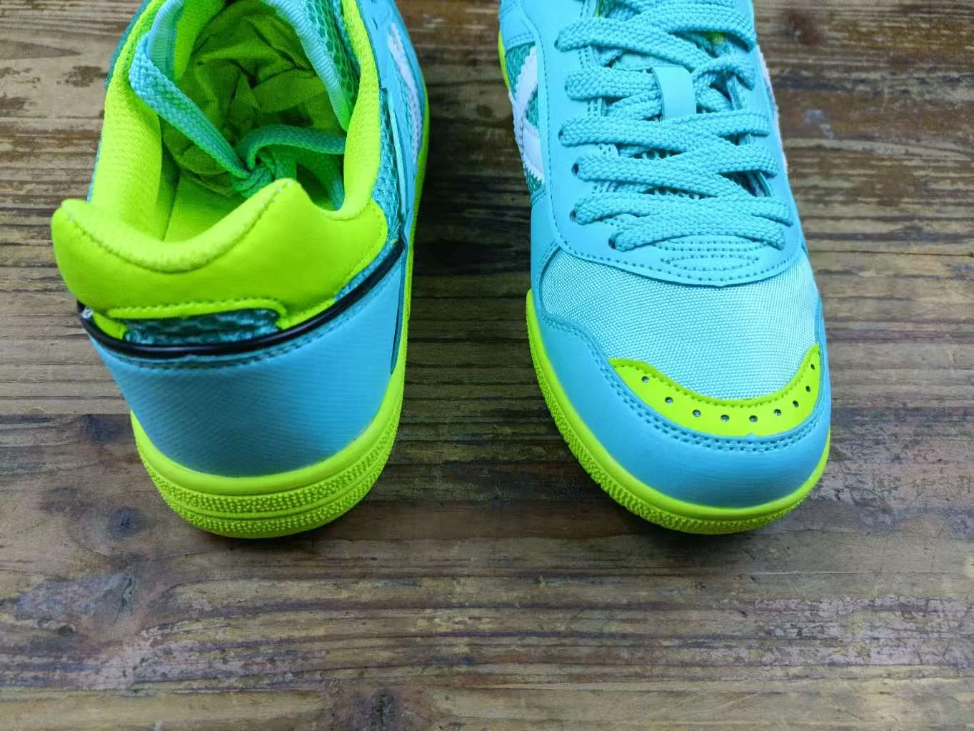 New 2025 hot sale professional unisex lightweight breathable badminton shoes training shoes volleyball shoes very good