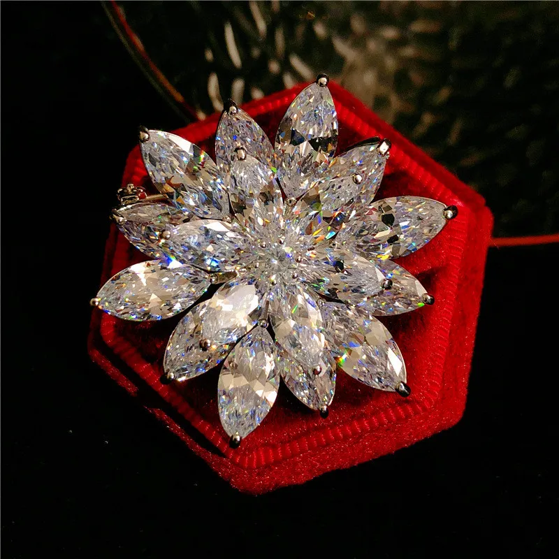 

CC Luxury Brooches Snowflake Shape White Zirconia Romantic Coat Pins Temperament Suit Pin High-end Corsage Shining Charm B150