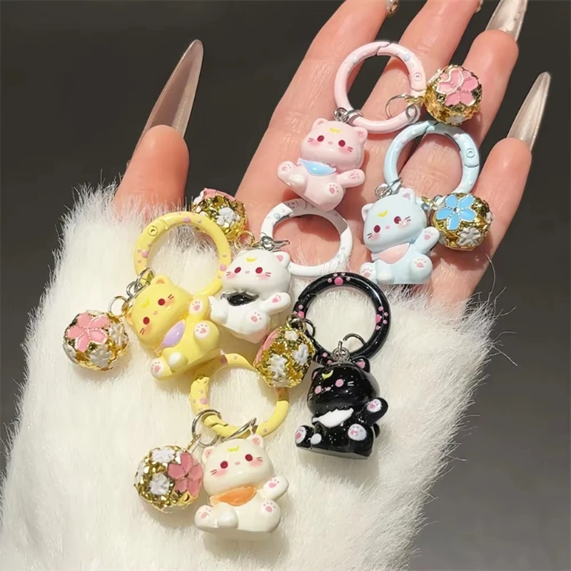 Llavero de Gato de la Suerte Kawaii con Campana de Sakura, Colgante de Gato de Dibujos Animados Colorido para Bolsos, Decoración para Monederos, Regalo de Cumpleaños para Amantes de los Gatos