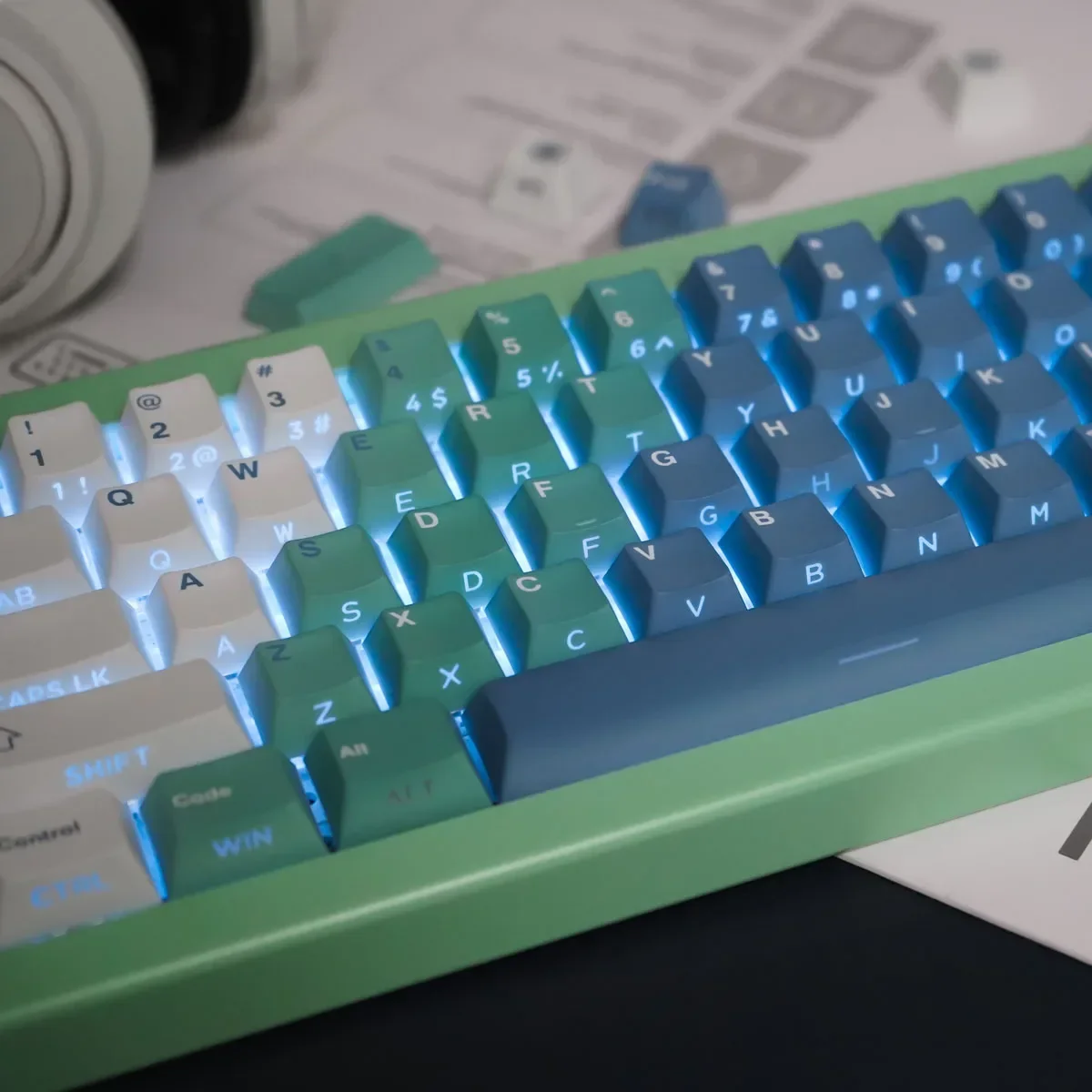 

Snow monster gradual change blue side light transmission 130 keys mechanical keyboard keycap PBT hot sublimation original height