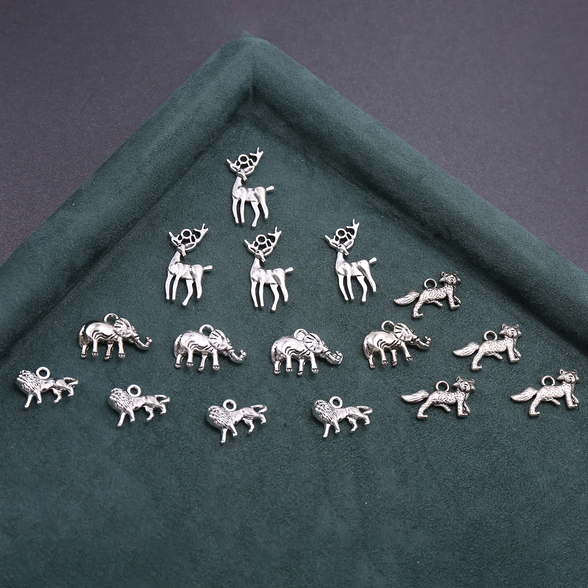 16-Piece Set of Vintage-Style Accessories, Featuring Deer Antlers, Elephants, Lions, and Foxes as Pendants, Suitable for DIY Bracelets, Necklaces, Earrings, and Hanging Ornaments, Handmade Weaving Materials