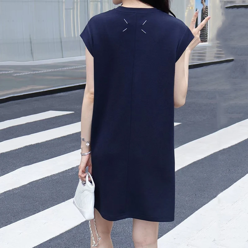 A casual and versatile sleeveless dress for women in summer, a loose and slimming solid-color mid-length T-shirt and vest dress