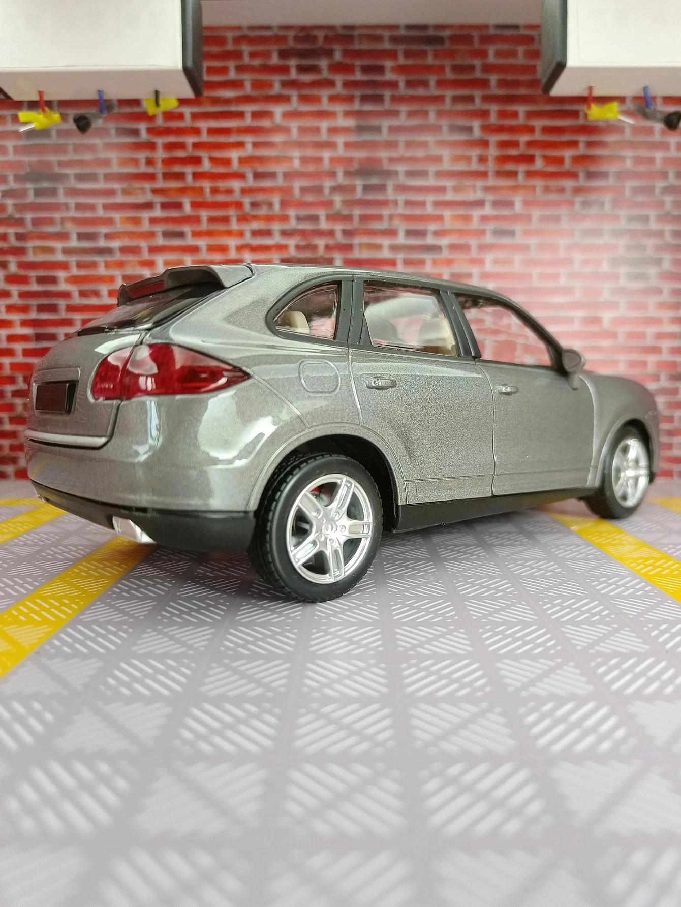 For 1: 24 simulation Porsche Cayenne S Turbo alloy car model with sound and light functions, rich details for children's gifts