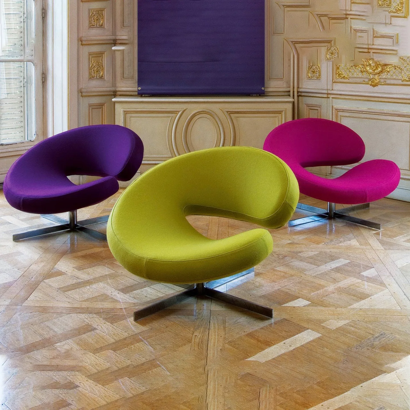 Special-shaped glass C-shaped chair, model room single chair, rotating sofa chair